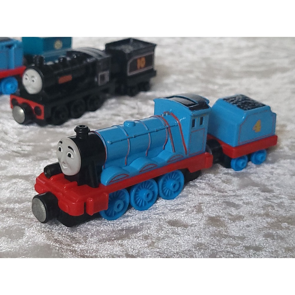 Lot of 9 Thomas & Friends Diecast Round Magnet Train Lot Gordon Douglas Tenders - Picture 2 of 16